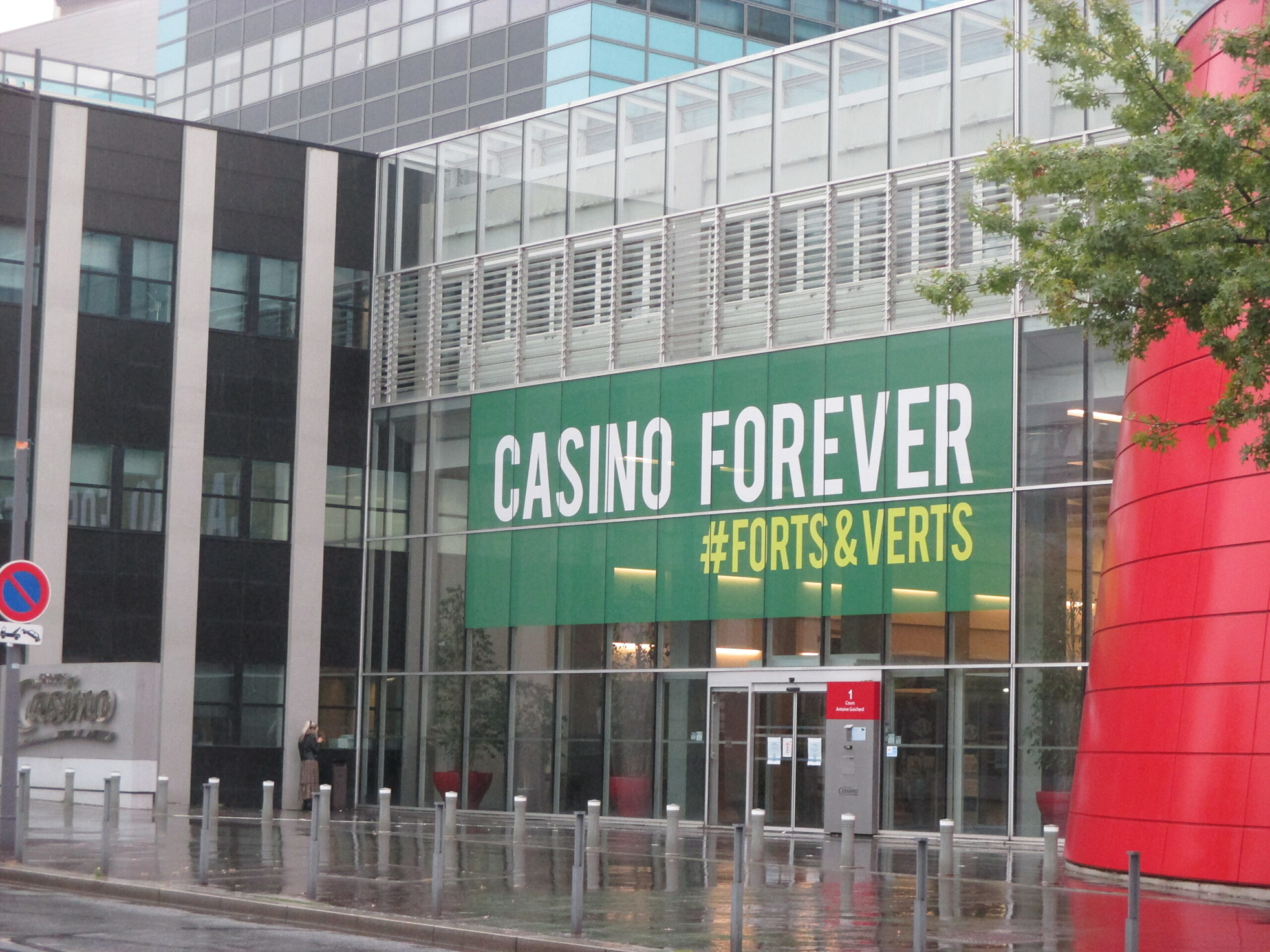 Groupe Casino, suppression de nombreux postes