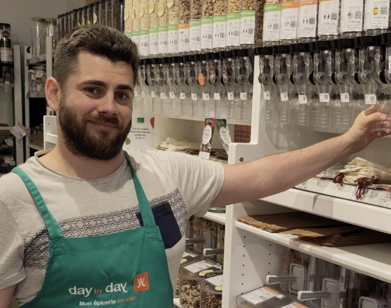 Axel NICOLLEAU est le gérant de l’épicerie de Saint-Etienne