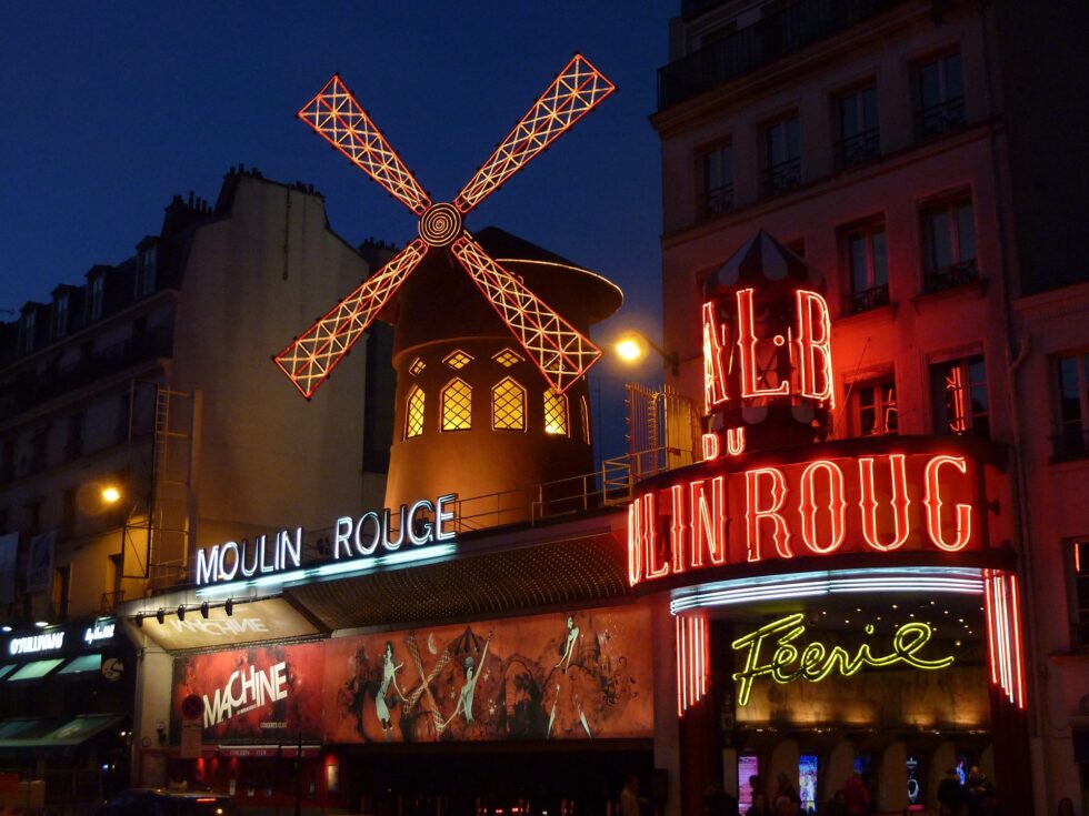 Effondrement spectaculaire au Moulin Rouge : Les ailes mythiques tombent sans faire de blessés