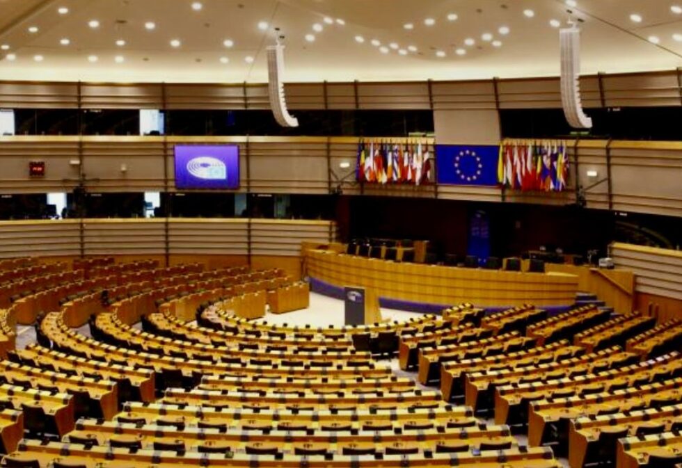 Le Parlement Européen vote pour renforcer les règles budgétaires, suscitant des débats houleux