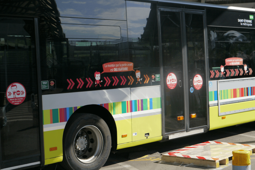 Agression à Saint-Étienne : Conducteur de bus frappé au visage