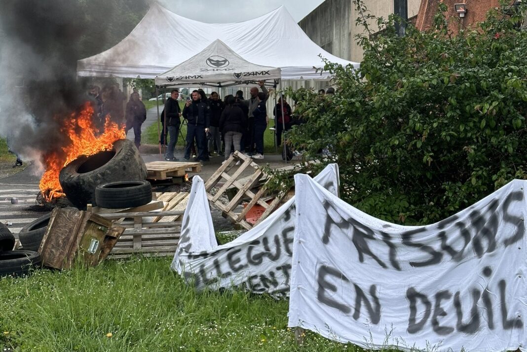 Attaque meurtrière d'un fourgon pénitentiaire en Normandie : hommage aux victimes et traque du fugitif en cavale