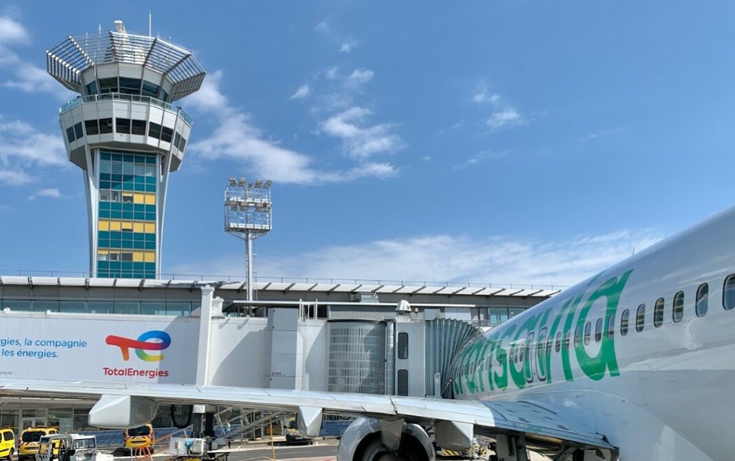 Grève des contrôleurs aériens : l’aéroport d’Orly paralysé ce week-end, 70 % des vols annulés