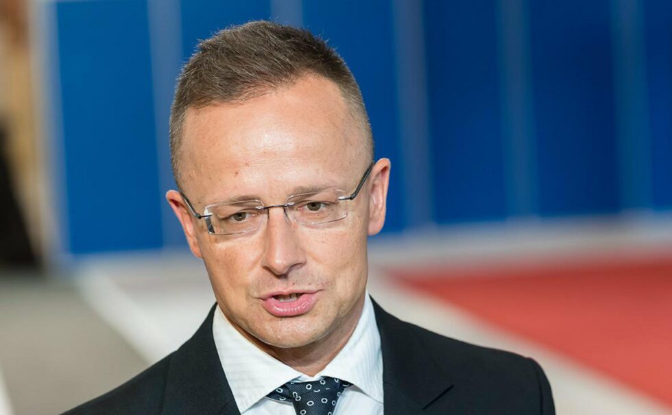 Le Ministre Hongrois des Affaires Étrangères Alerte sur les Risques de Troisième Guerre Mondiale