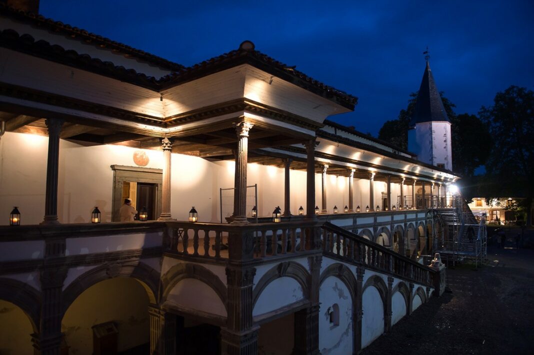 Loire : Visiter la Bâtie ou l'abbaye bénédictine à la tombée de la nuit