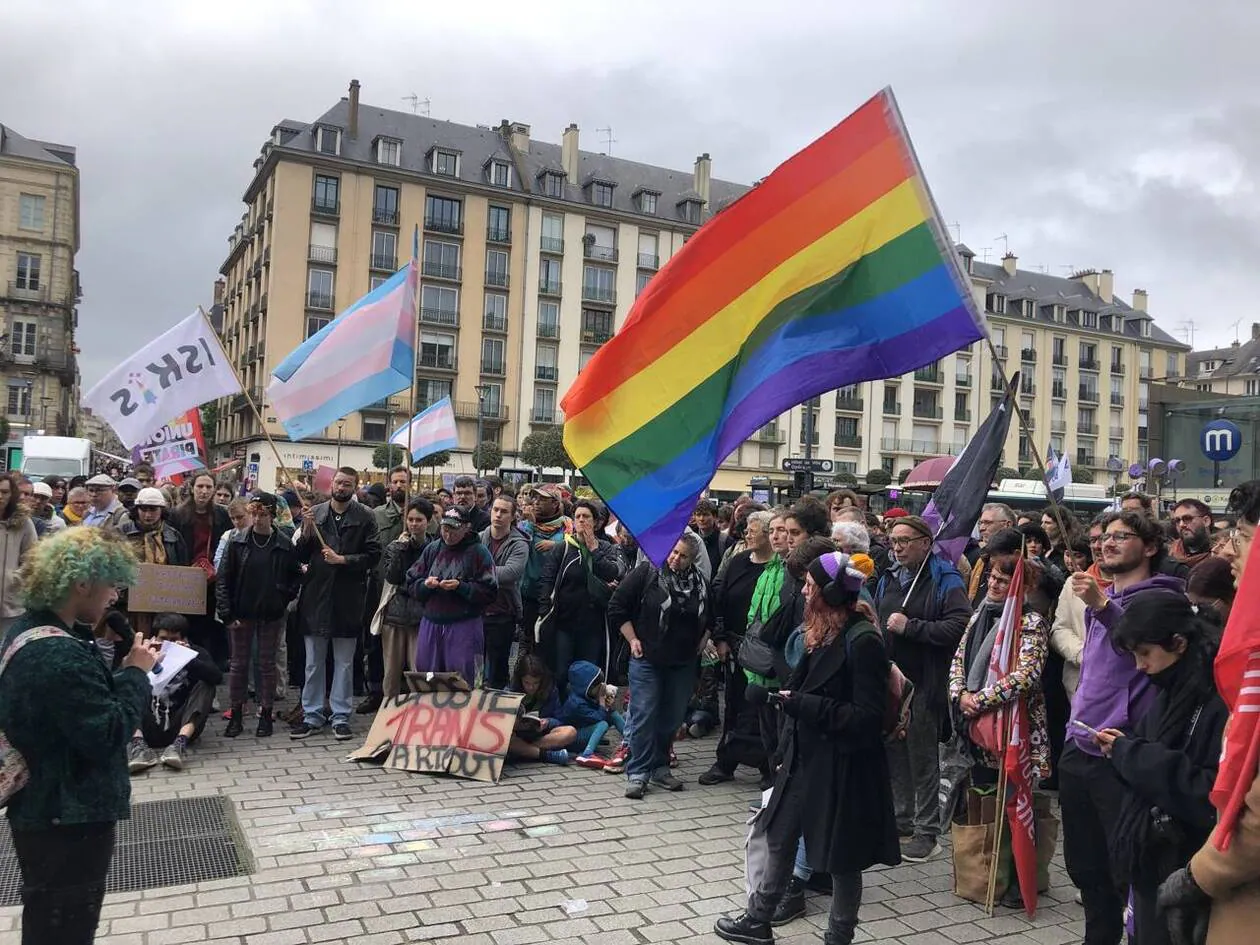 Mobilisation à Saint-Étienne pour les droits trans et contre les lois discriminatoires
