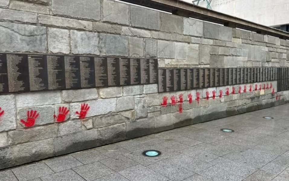 Paris : Le Mur des Justes du Mémorial de la Shoah recouvert de «mains rouges», un acte condamnable