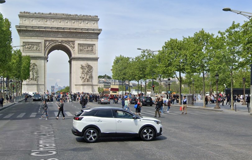 La mairie de Paris, sous la direction d'Anne Hidalgo, change de cap sur le stationnement gratuit des SUV électriques. Découvrez les détails de cette décision controversée.