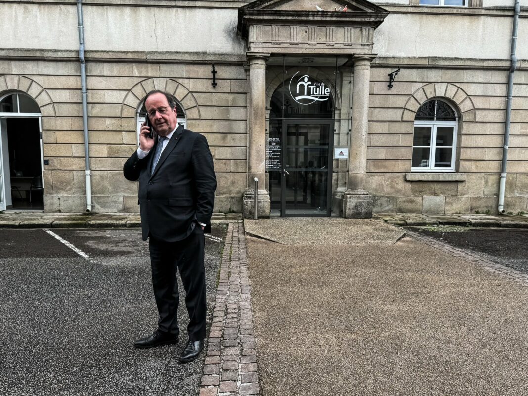 «Jean-Luc Mélenchon devrait plutôt être discret» se targe François Hollande