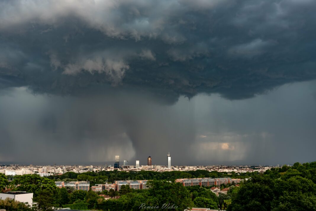 Météo : un violent orage de grêle frappe le Rhône et ses environs