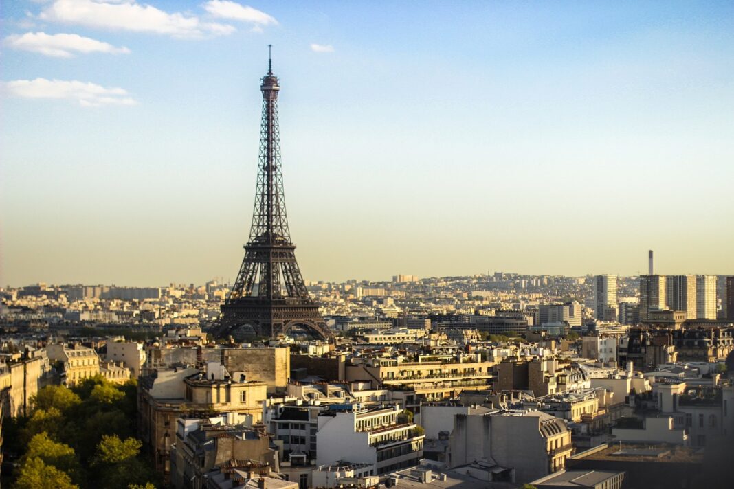 Révélations sur les cercueils devant la tour Eiffel