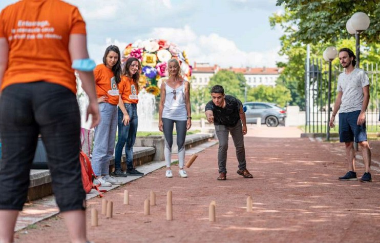 À Lyon, des jeunes bénévoles font le choix de se mobiliser tout l’été