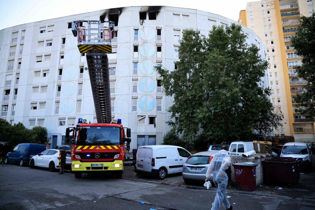 Incendie mortel à Nice : Deux suspects incarcérés, trois fugitifs toujours recherchés