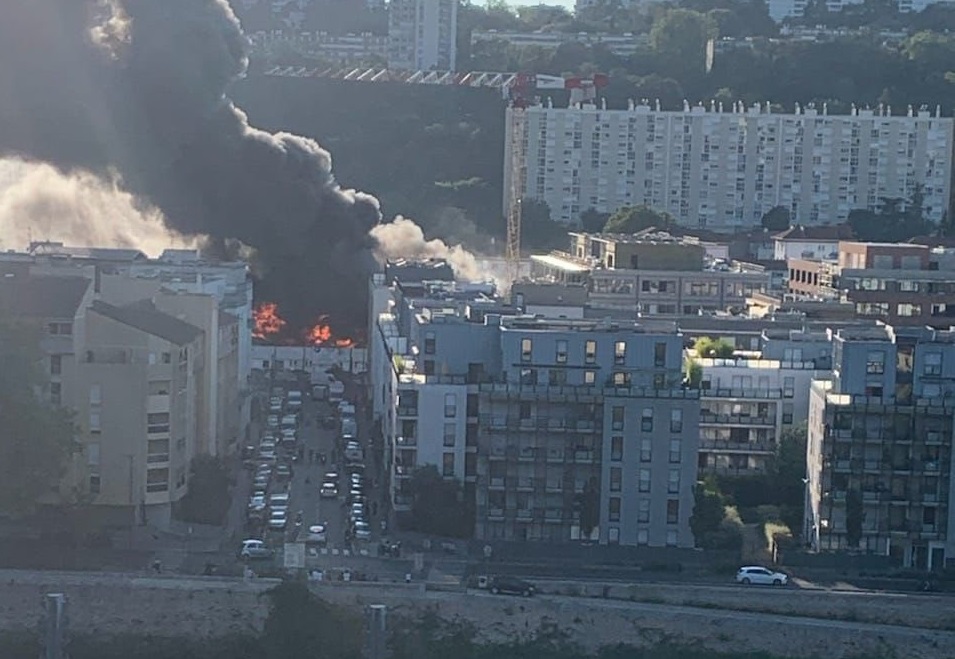 Lyon : 600 m² détruits dans un incendie de concession BMW, la piste criminelle privilégiée