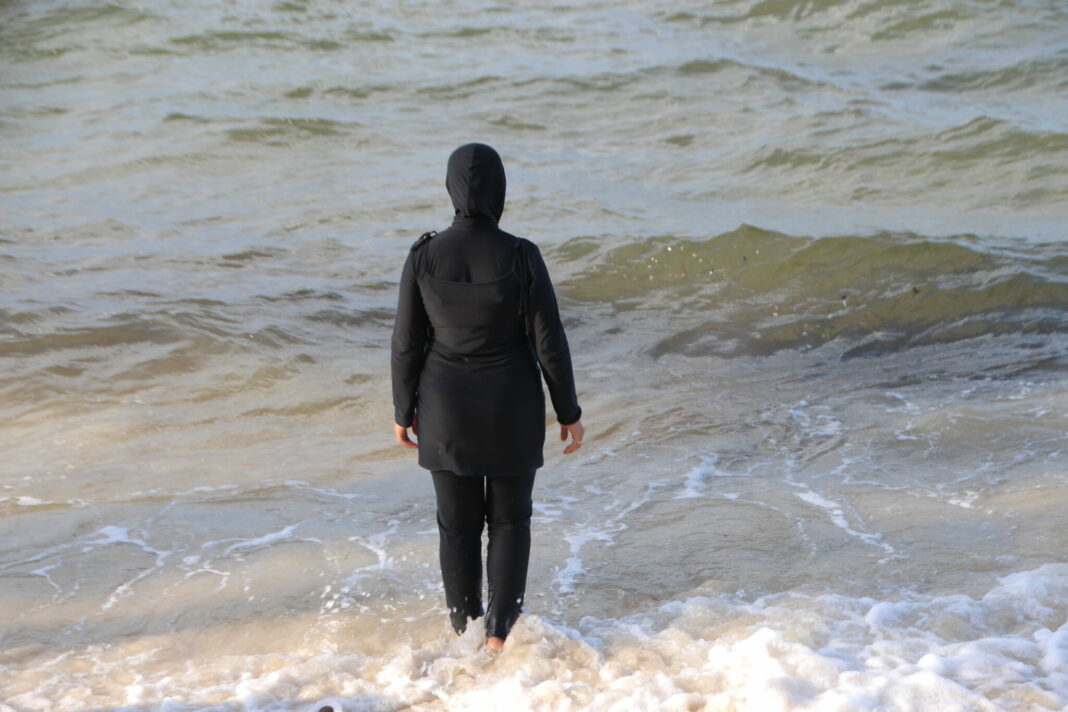 Arrêté Anti-Burkini à Mandelieu: La Ligue des Droits de l’Homme s’attaque au maire