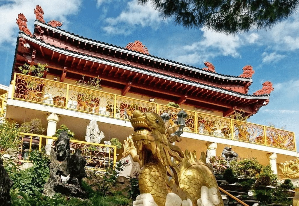 Et si vous profitiez des vacances pour visiter le temple bouddhiste de Sainte-Foy-les-Lyon