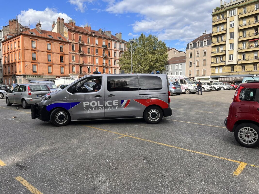 Fusillade à Grenoble : Un homme abattu par un tireur à trottinette, deux jeunes blessés