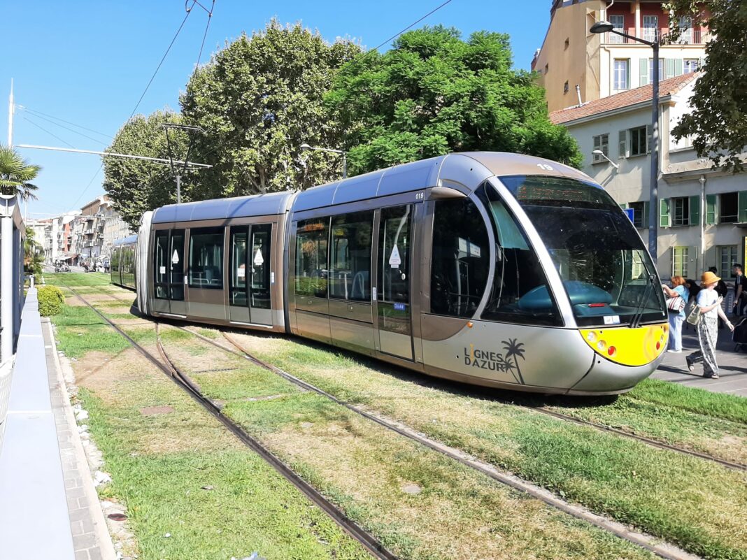 Nice : Une Femme de 80 ans tente de pousser un nonagénaire sous un Tramway