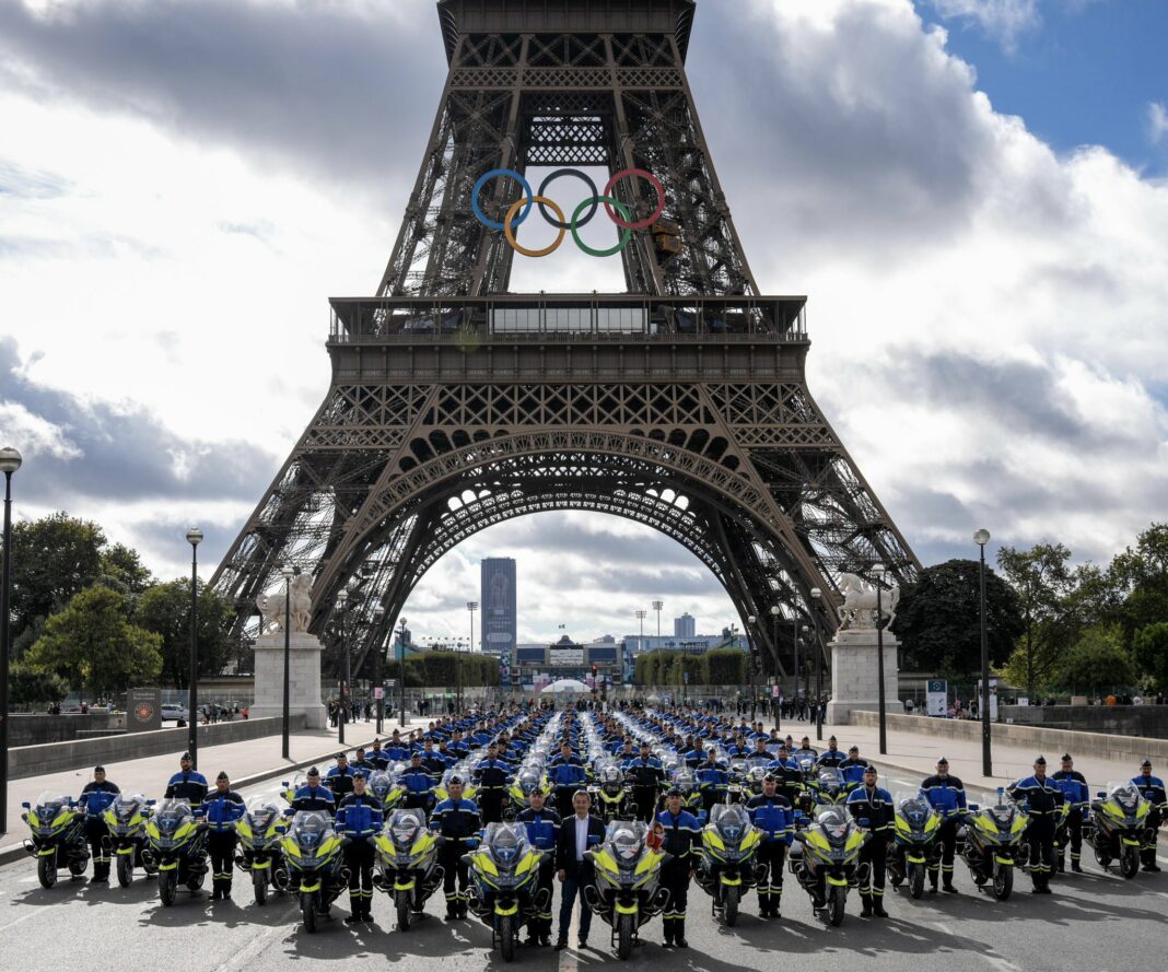 Gérald Darmanin se prends en photo avec les motards de la Gendarmerie sous la Tour Eiffel