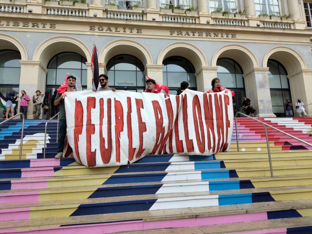 Manifestations contre Macron : la nomination de Michel Barnier fait descendre la gauche dans la rue