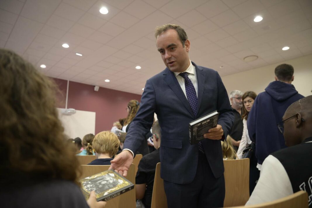 Sébastien Lecornu fait joyeusement sa rentrée au collège César-Lemaître