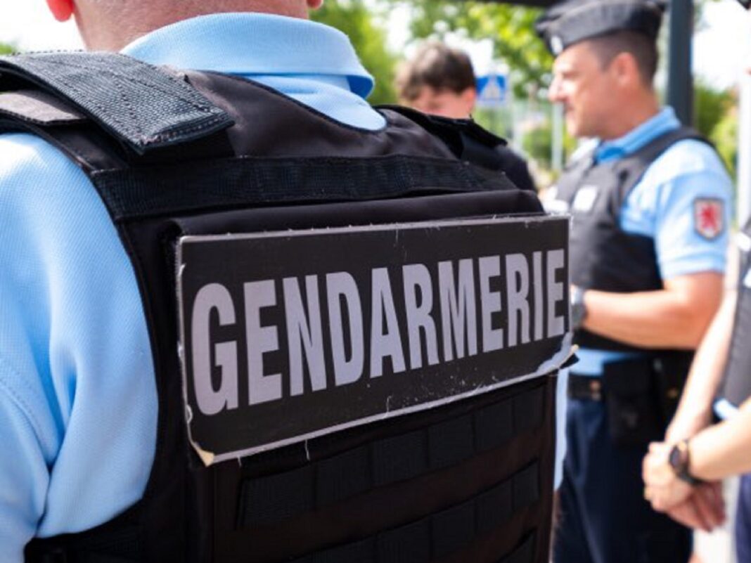 Fuite à risque : Trois adolescents foncent sur des gendarmes après le vol d’un fourgon