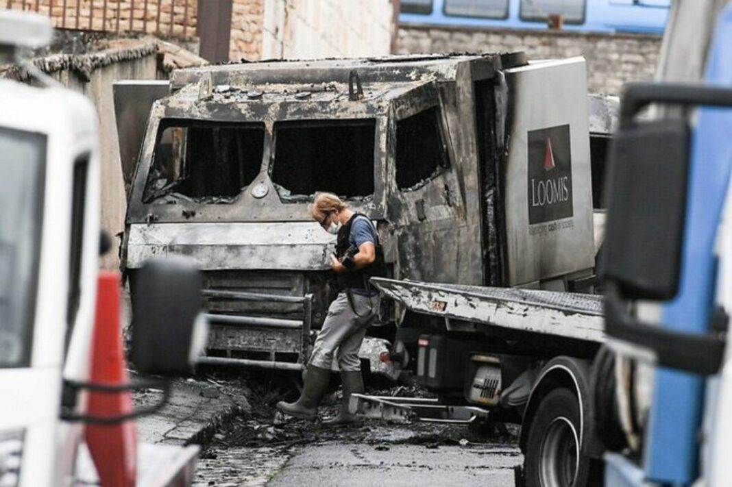 Tentative de braquage à Saint-Priest : armes de guerre et véhicules incendiés