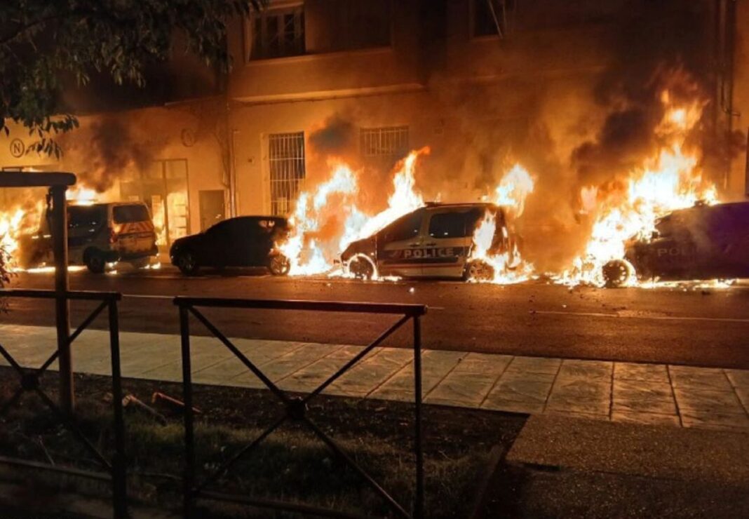 Cavaillon : Deux hommes écroués après l'incendie criminel de véhicules de police