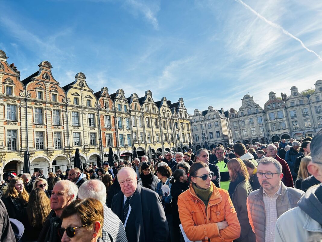 Hommage poignant à Dominique Bernard : Arras se rassemble contre la barbarie