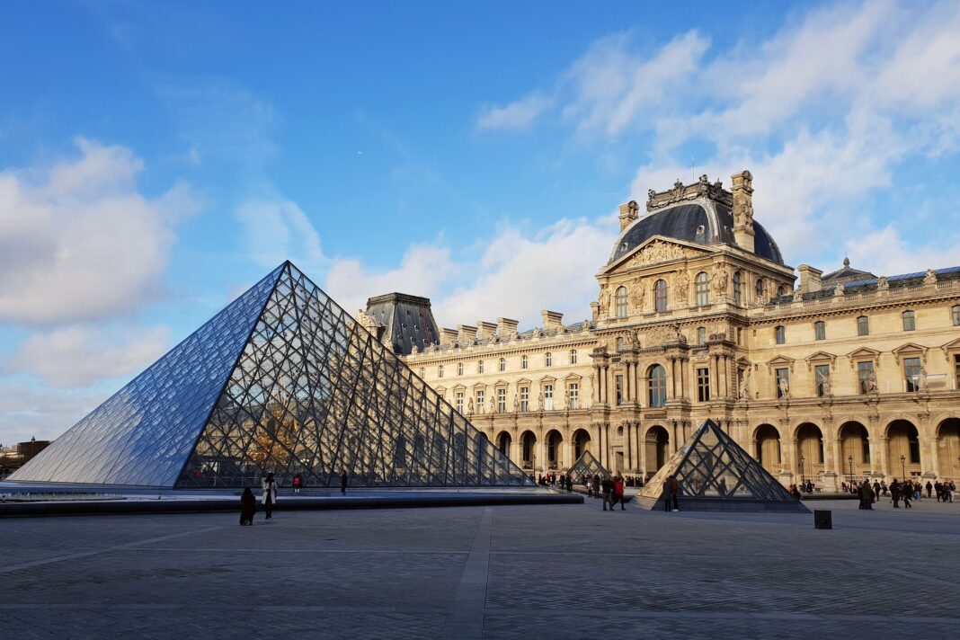 Le Louvre et le tourisme parisien en hausse, au-delà des niveaux pré-Covid