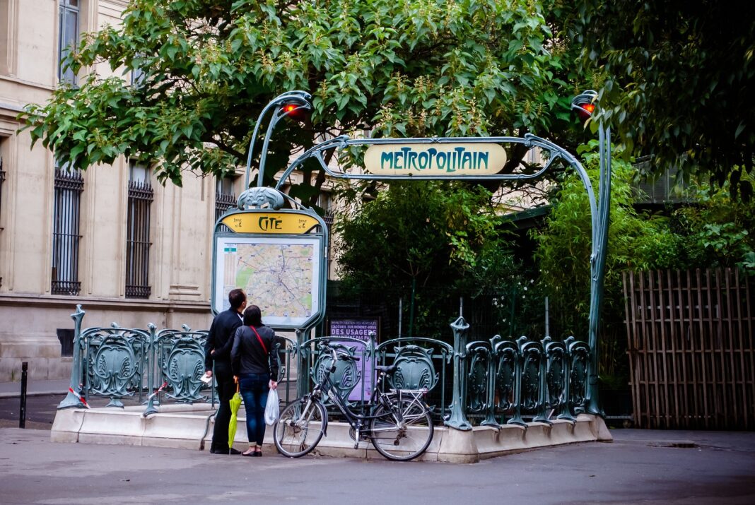 Train surfing à Paris : deux interpellations après une cascade dangereuse sur le métro