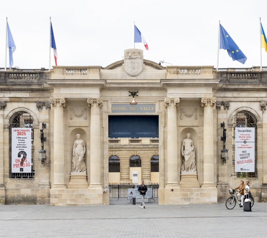 Banderole Contestataire à Bordeaux : Le Préfet Exige le Retrait pour Non-Respect de la Neutralité