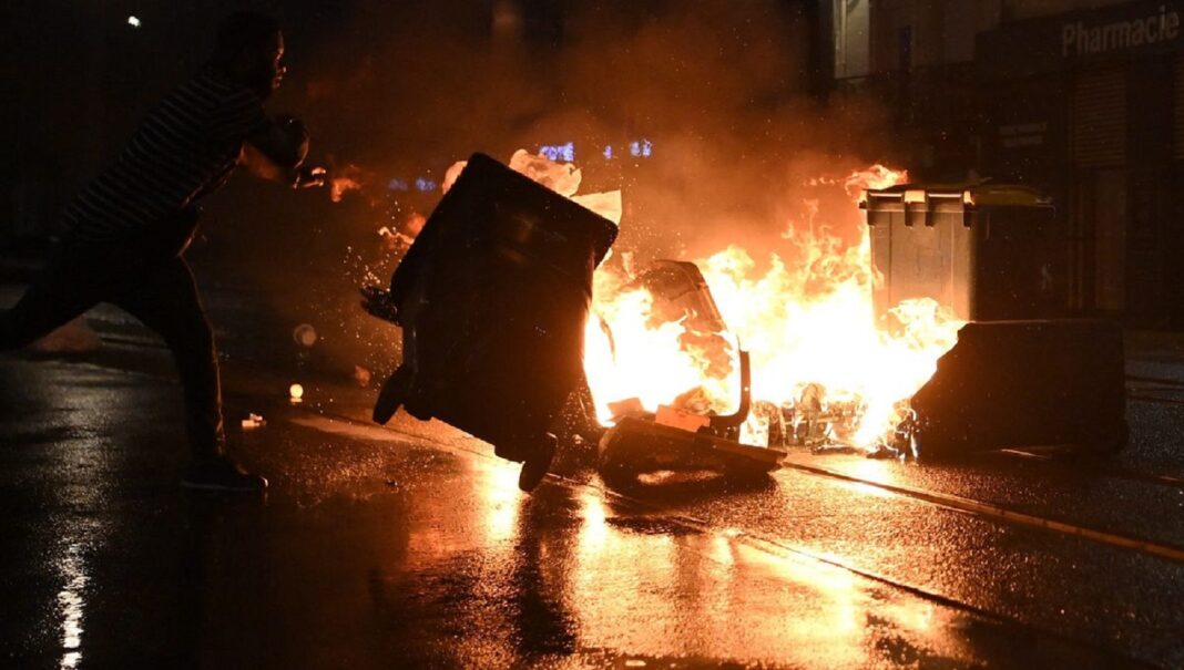 Loire : véhicules incendiés et tensions lors de la soirée d'Halloween